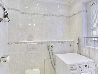 Badezimmer/WC mit Fenster und Waschmaschine