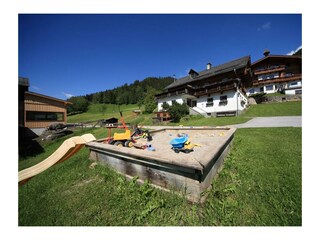 Sandkiste mit Selbstversorgerhaus und App.Haus