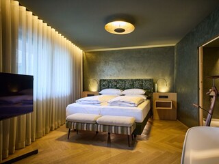 hotel-noa-schladming-suite-bett1