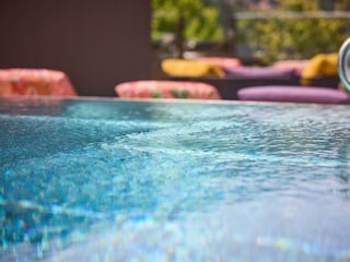 hotel-noa-schladming-rooftop-pool-15