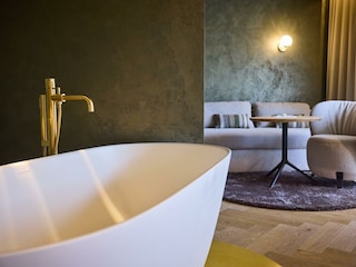 hotel-noa-schladming-suite-freistehende-badewanne