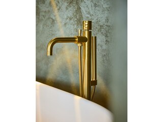 hotel-noa-schladming-badewanne-armaturen-gold
