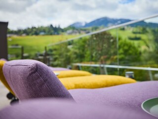 hotel-noa-schladming-rooftop-pool-liegen-11