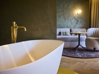hotel-noa-schladming-suite-freistehende-badewanne