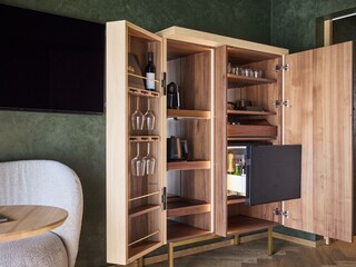 hotel-noa-schladming-suite-zimmer-schrank-bar