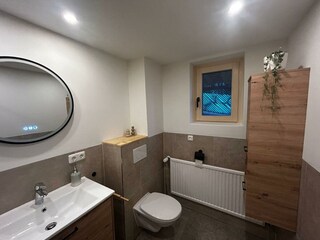 Bad mit Waschbecken, WC und Schrank