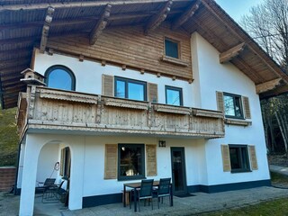 Das Haus mit dem Almstubl im Erdgeschoß