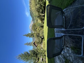 Garten mit Liegestühle und Aussicht