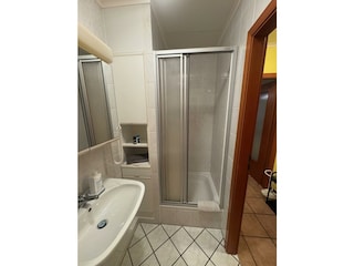Dusche mit Waschbecken