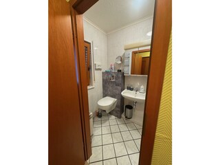 Toilette mit Waschbecken