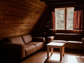 Wohnzimmer mit Sofas