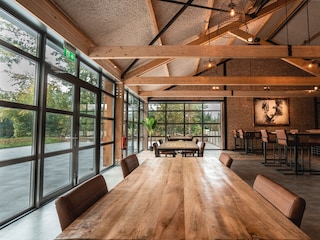 Gruppensaal De Stal mit großen Fenstern