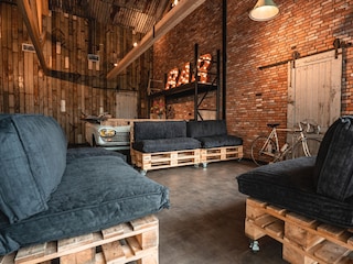 Loungeecke mit Palettensofas
