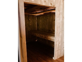 Holzinterieur des Safarizelts