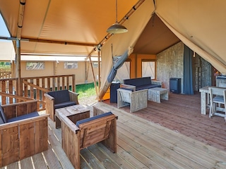 Überdachtes Deck mit Loungemöbeln