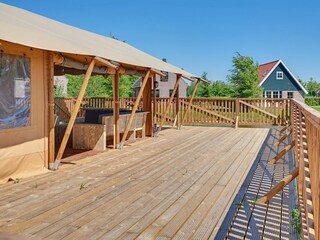 Großes Holzdeck am Wasser