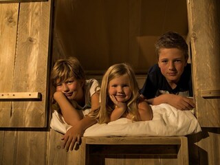 Kinder im Alkovenbett