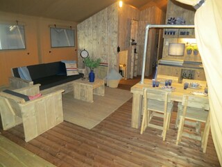 Lounge- und Essbereich