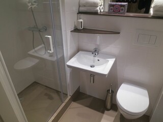 Bad mit Waschbecken und WC