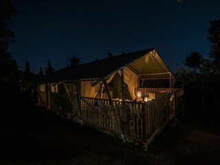 Beleuchtetes Safarizelt am Abend