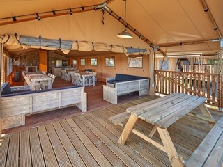 Gruppenzelt mit Picknicktischen