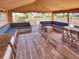 Überdachtes Deck mit Loungemöbeln