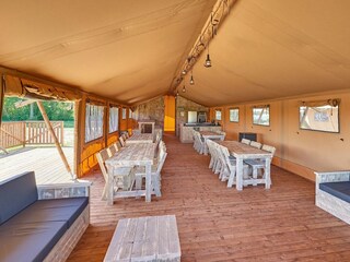Gruppenzelt gedeckt zum Abendessen