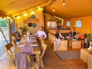 Abendessen mit der Gruppe im Gruppenzelt