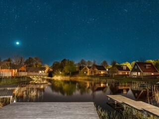Der Park am Teich bei Nacht