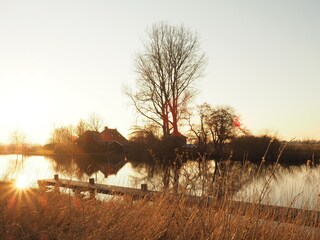 Sonnenuntergang am Wasser beim Park