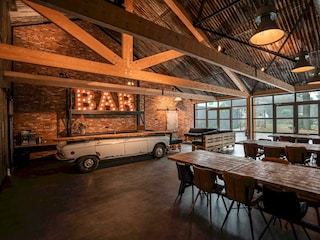 De Huiskamer with bar and vintage car