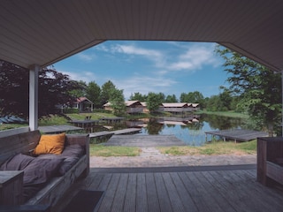 Lounge with view over the pond