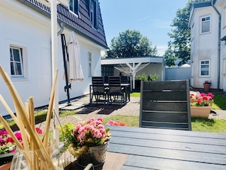 Garten mit Sitzgelegenheiten
