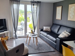Heller Wohnbereich mit Terrassenzugang