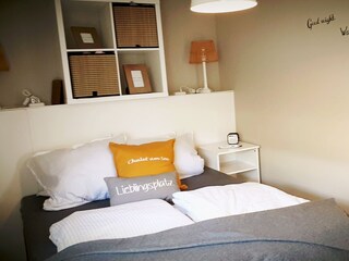 Schlafzimmer mit 160 × 200 cm Doppelbett