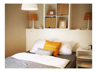 Schlafzimmer mit stilvoller Einrichtung