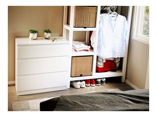 Praktischer Kleiderschrank mit Stauraum