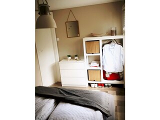 Schlafzimmer mit Platz für ein Babybett