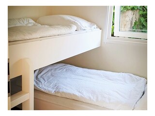 Zweites Schlafzimmer mit Hochbett und Einzelbett