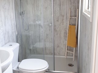 Modernes Badezimmer mit Dusche