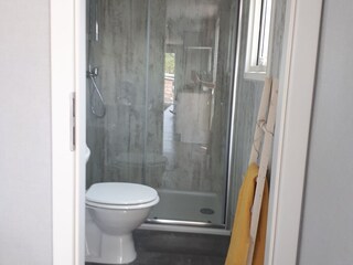 Modernes Badezimmer mit Dusche
