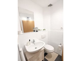 Modernes Badezimmer mit minimalistischem Design (1