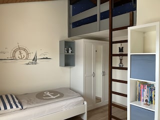 2. Schlafzimmer mit 2 Einzelbetten und Hochbett
