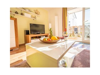 Wohnzimmer mit Blick auf die Terrasse