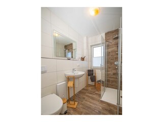 Modernes Bad mit Dusche