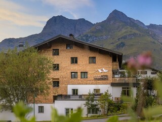 Hotel Walserberg Außenansicht Sommer
