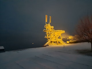 Sprungturm im Winter