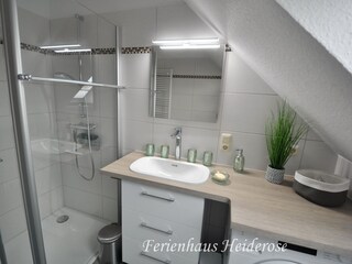 Badezimmer mit Dusche