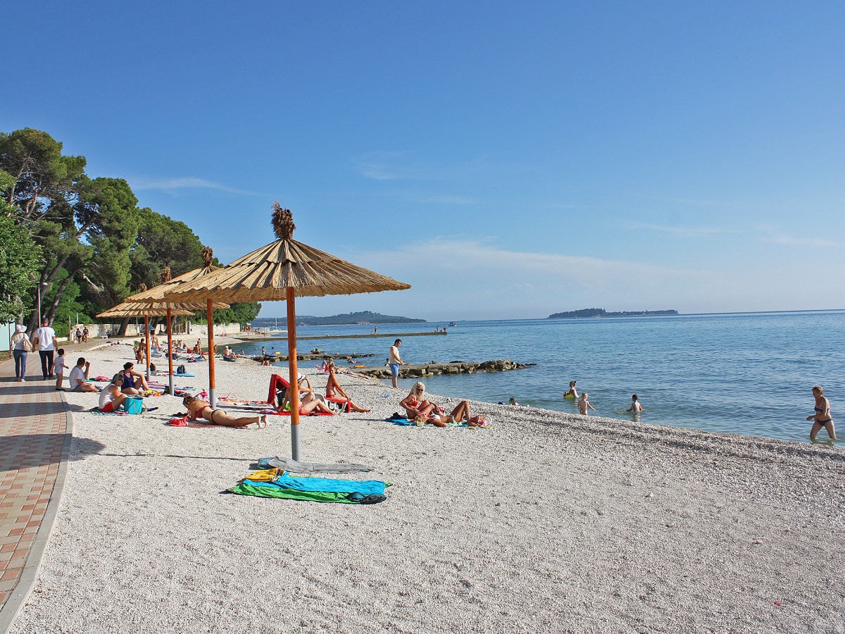 Kieselstrand mit kristallklarem Wasser