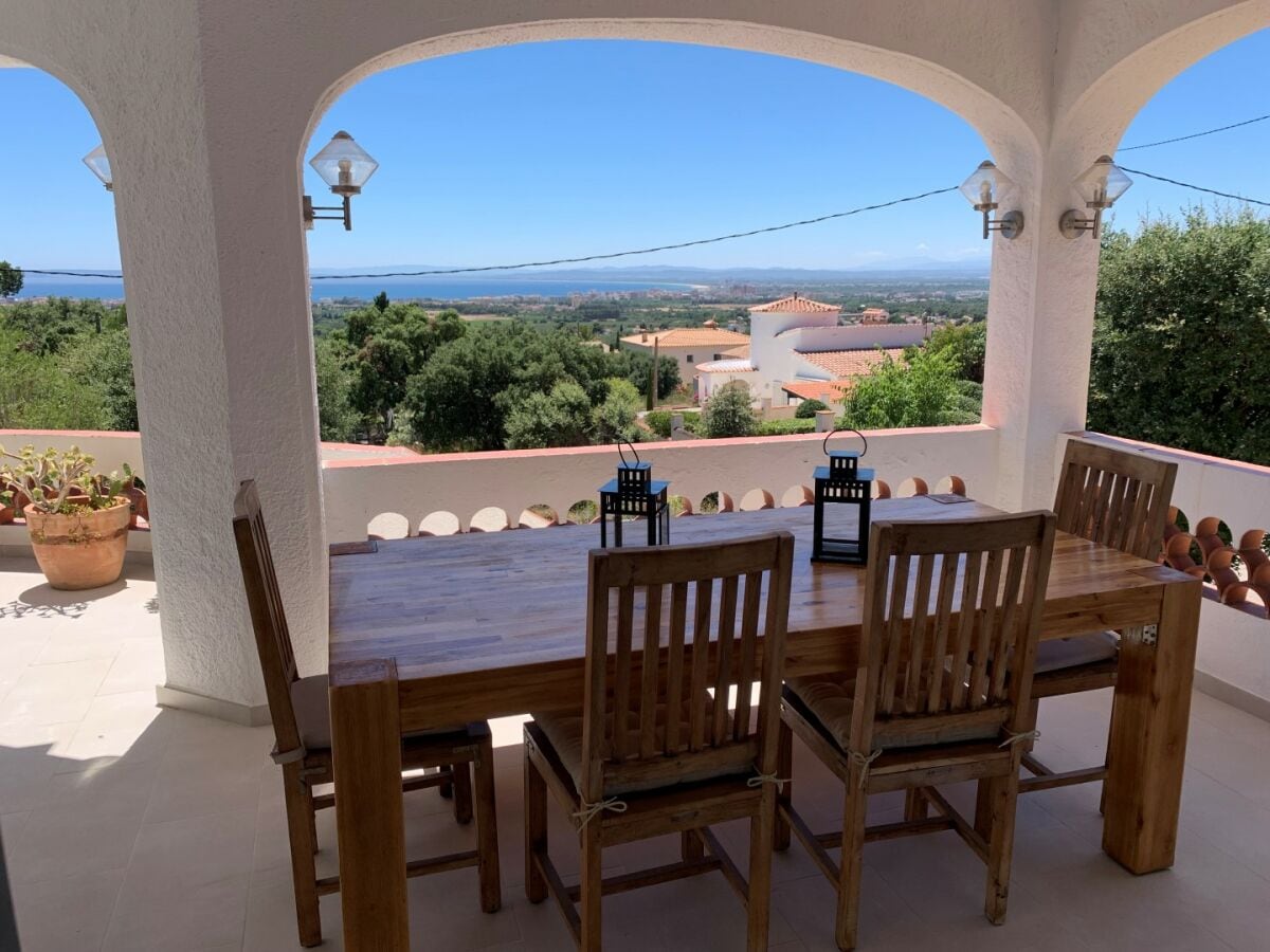 überdachte Terrasse mit Meerblick